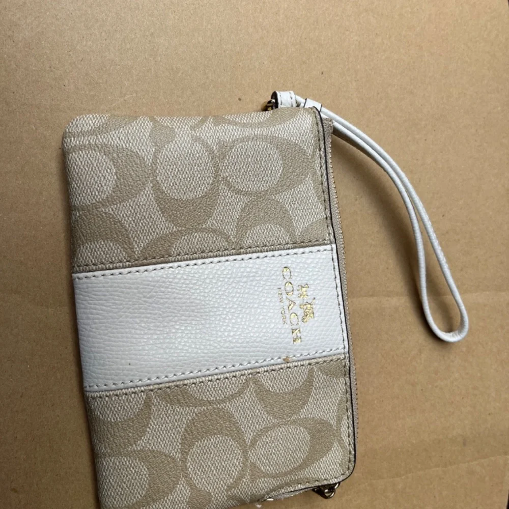 NEW Beautiful cream Coach Wristlet Excellent Condition